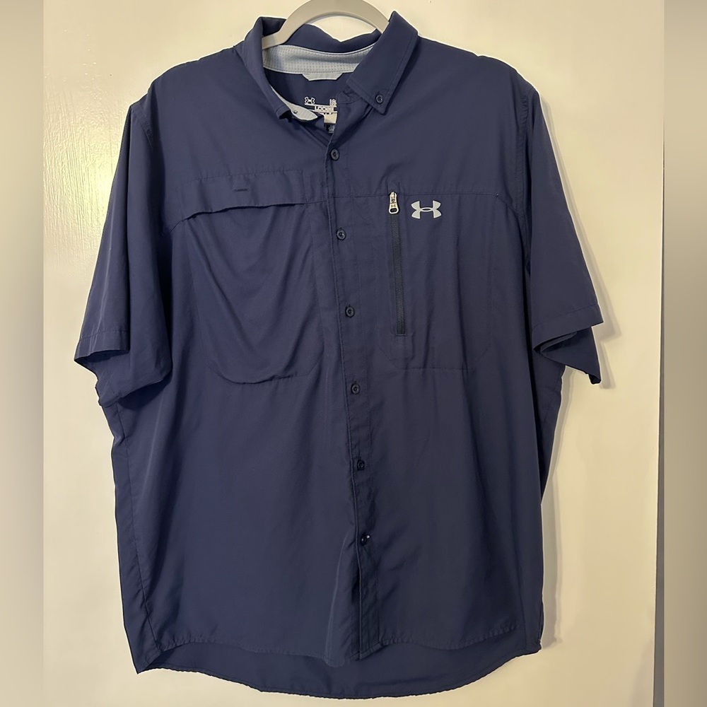 Under Armour men’s size Large performance shirt. Navy.